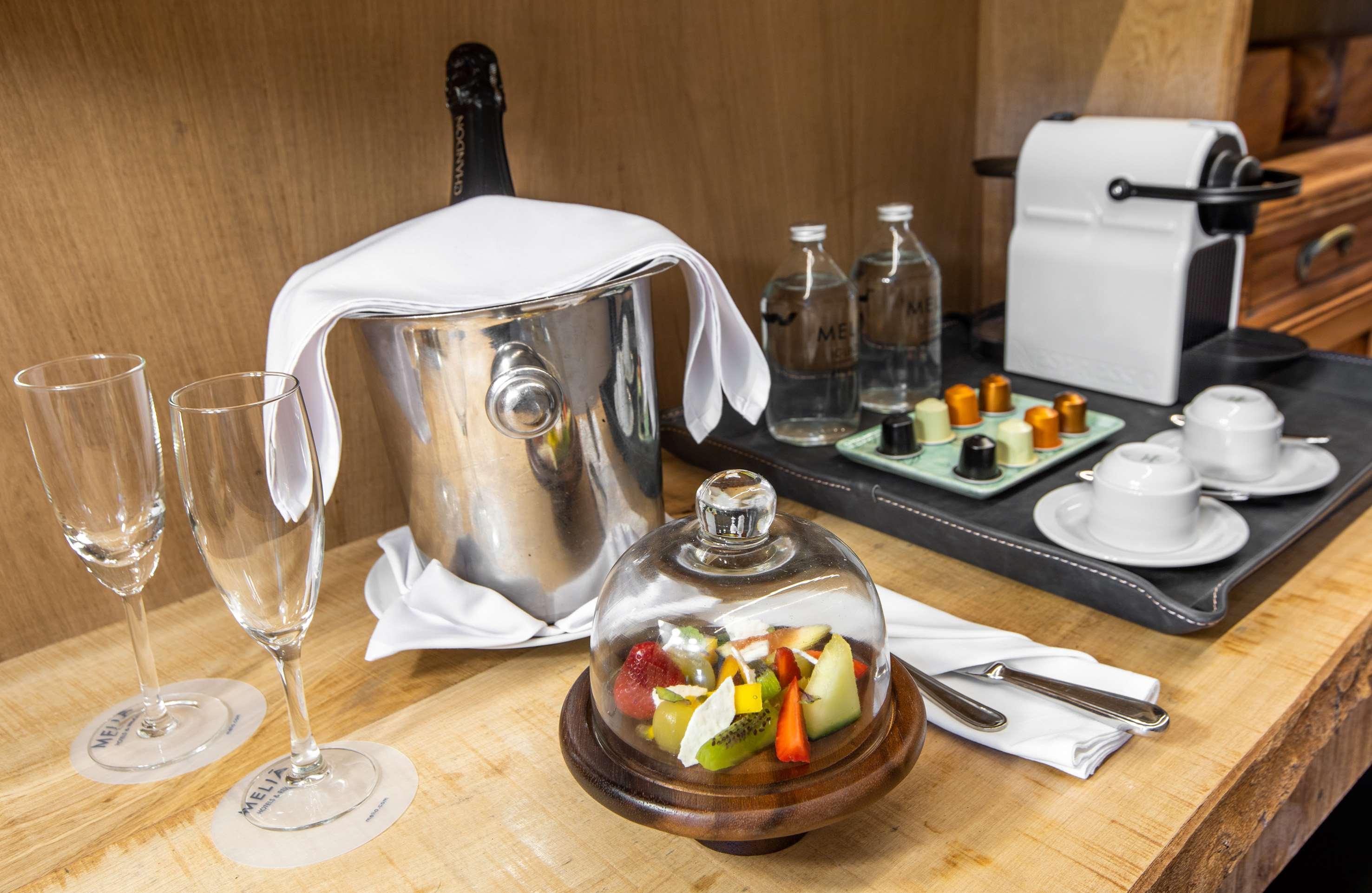 Gran Melia Iguazu Hotel ปูแอร์โตอีกวาซู ภายนอก รูปภาพ A room service tray