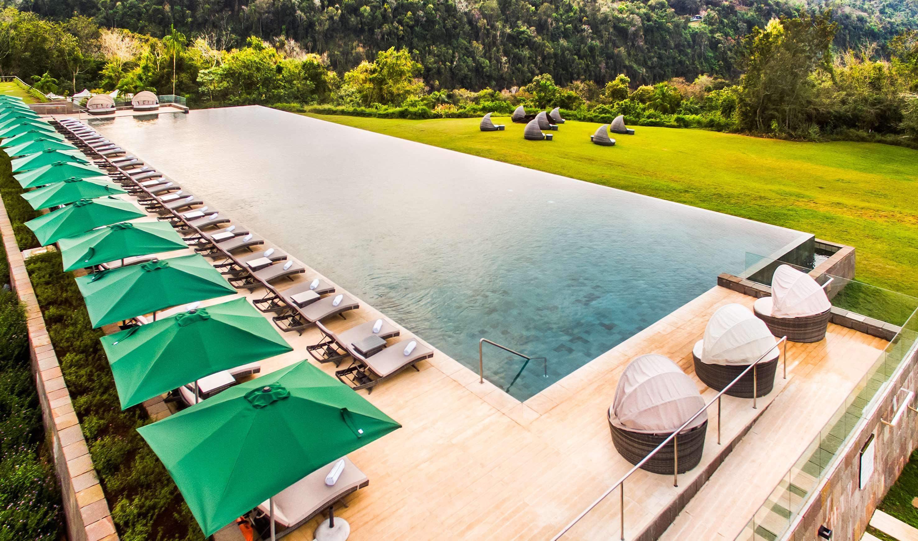Gran Melia Iguazu Hotel ปูแอร์โตอีกวาซู ภายนอก รูปภาพ The swimming pool at the hotel