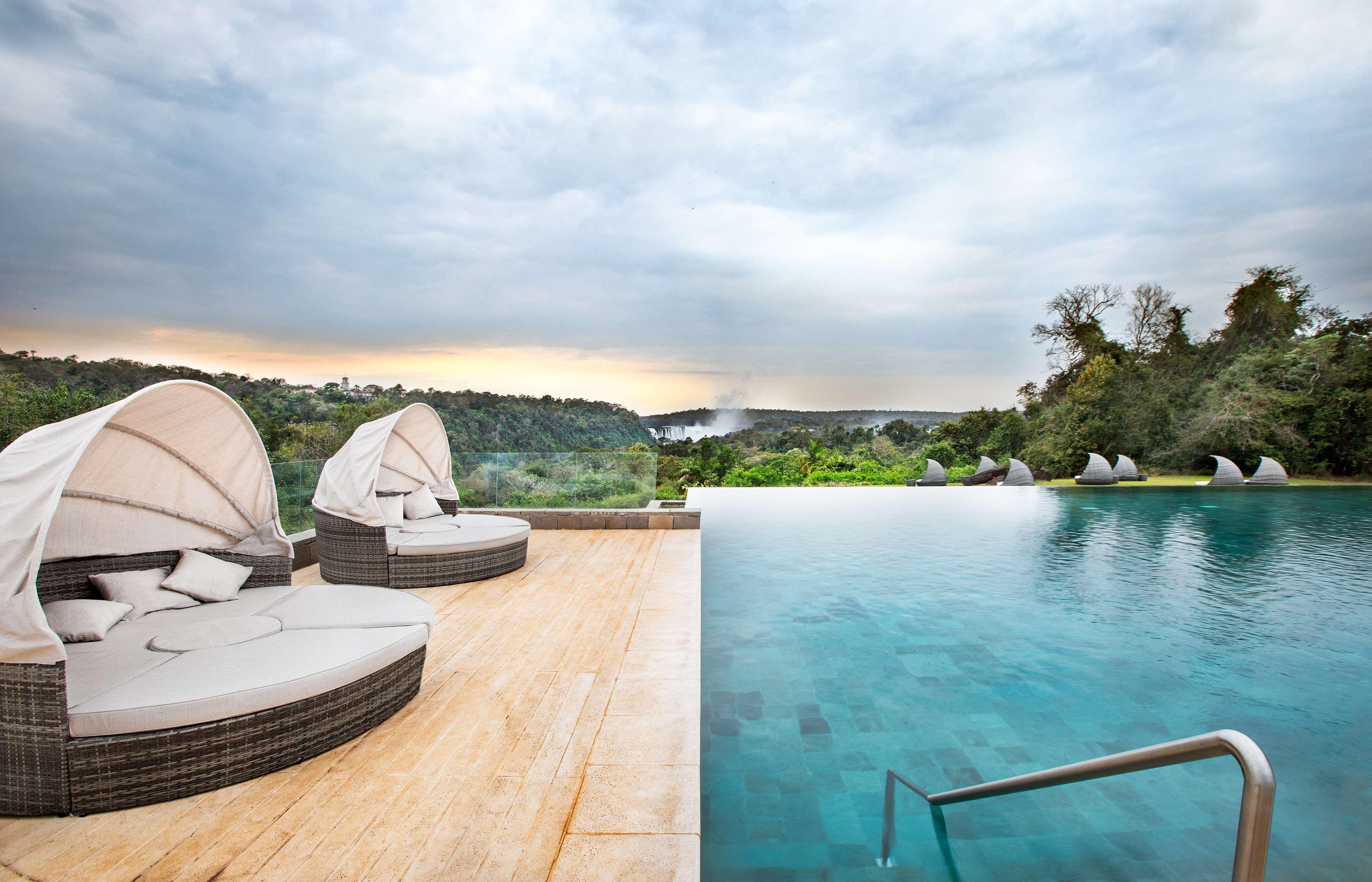 Gran Melia Iguazu Hotel ปูแอร์โตอีกวาซู ภายนอก รูปภาพ The swimming pool at the resort