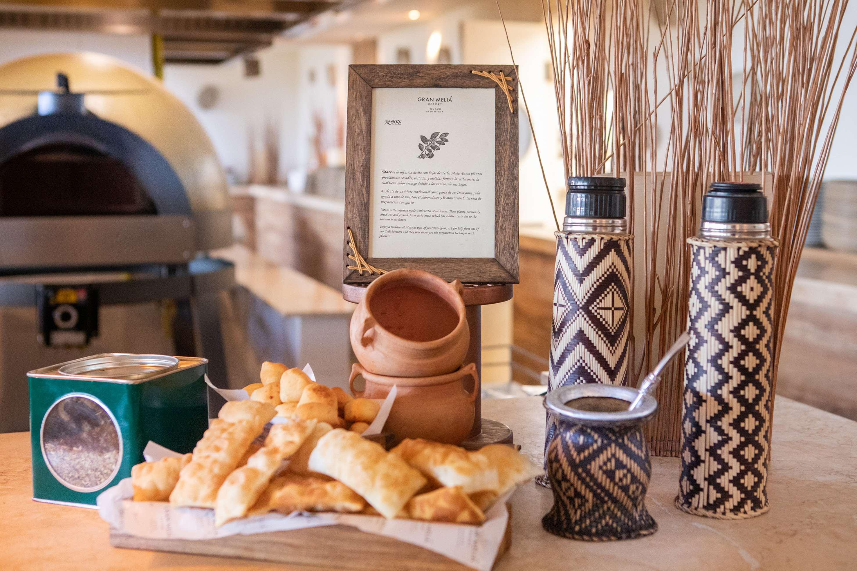 Gran Melia Iguazu Hotel ปูแอร์โตอีกวาซู ภายนอก รูปภาพ Olive oil and bread at a restaurant