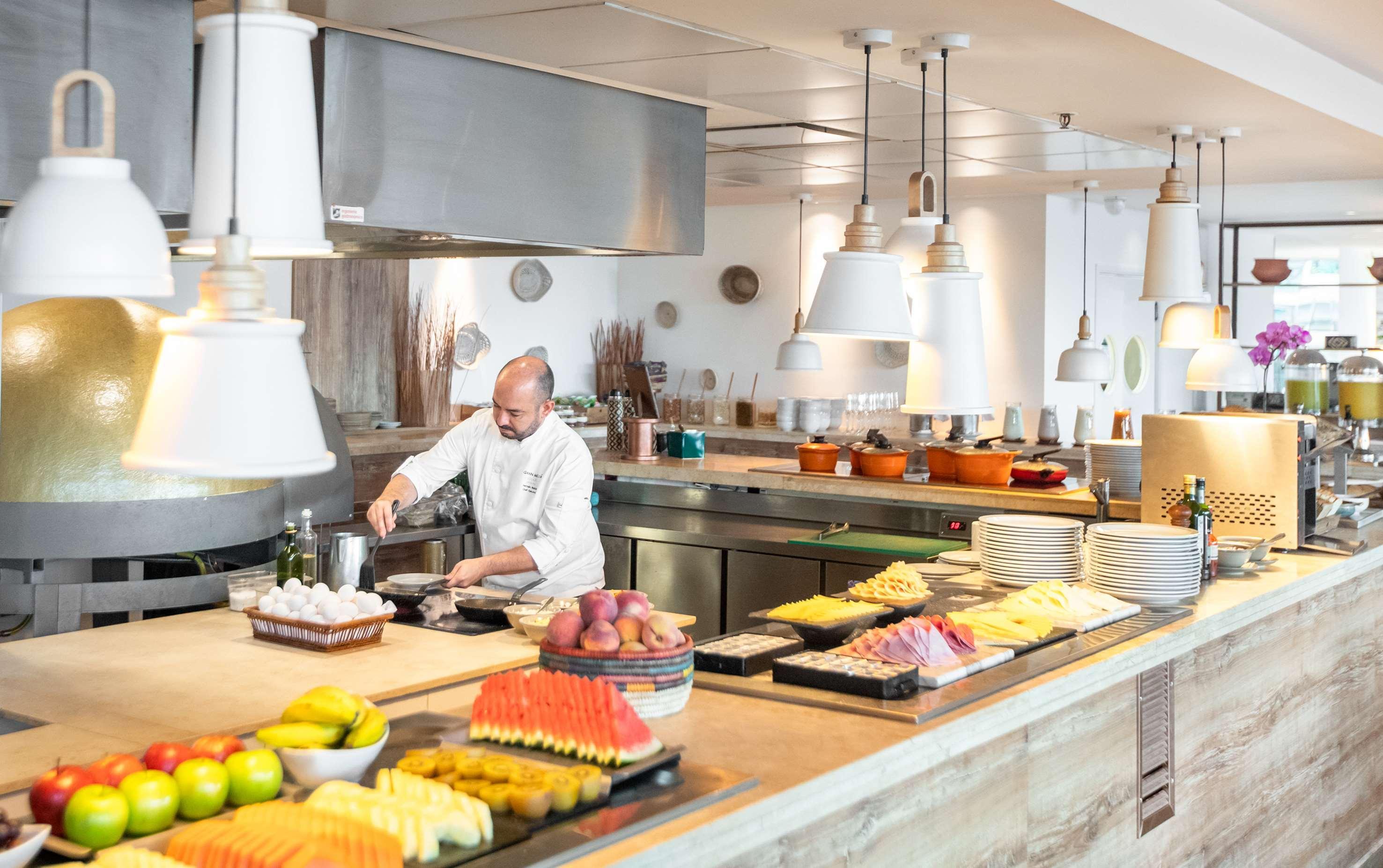 Gran Melia Iguazu Hotel ปูแอร์โตอีกวาซู ภายนอก รูปภาพ A buffet at a hotel