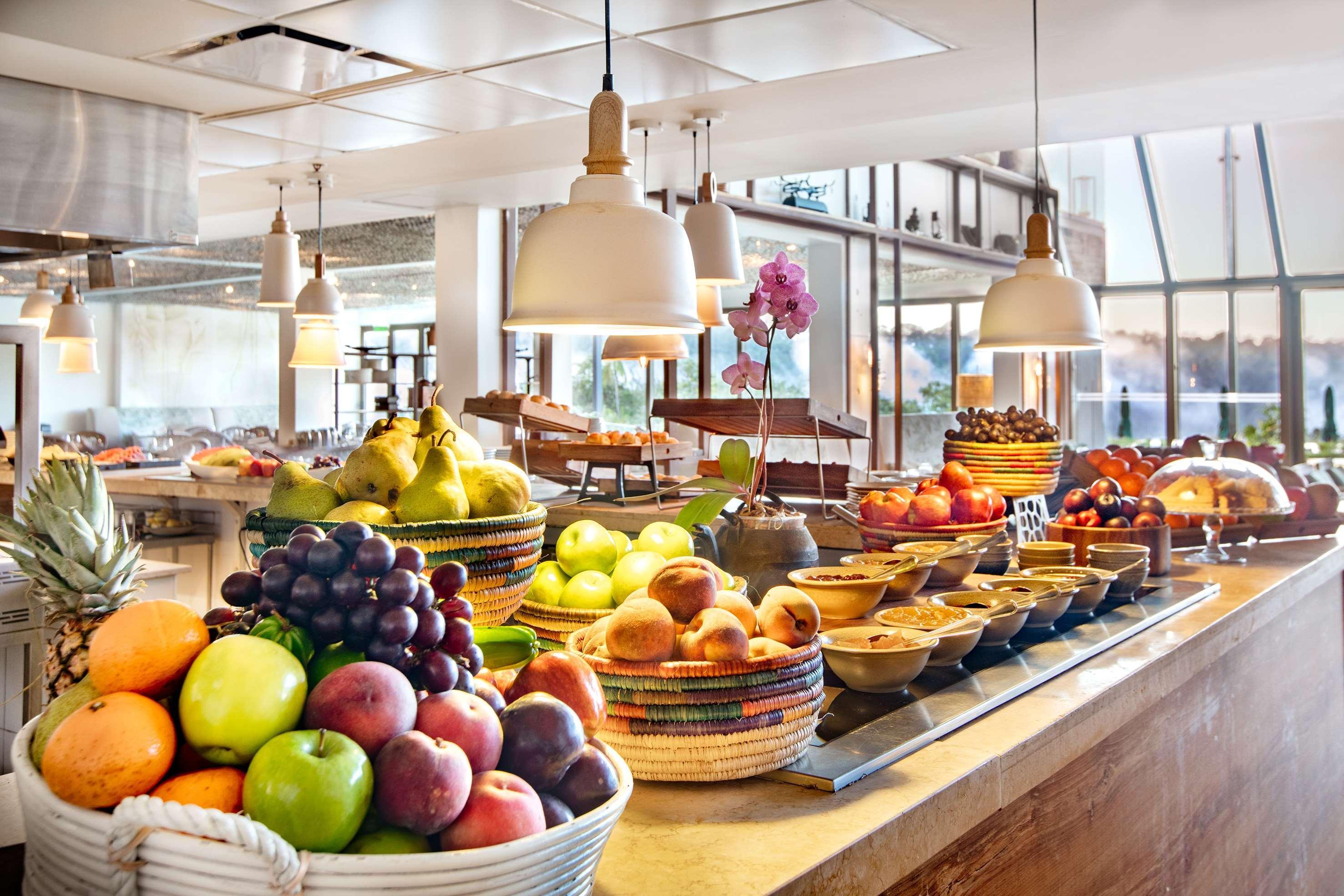 Gran Melia Iguazu Hotel ปูแอร์โตอีกวาซู ภายนอก รูปภาพ A buffet at a hotel
