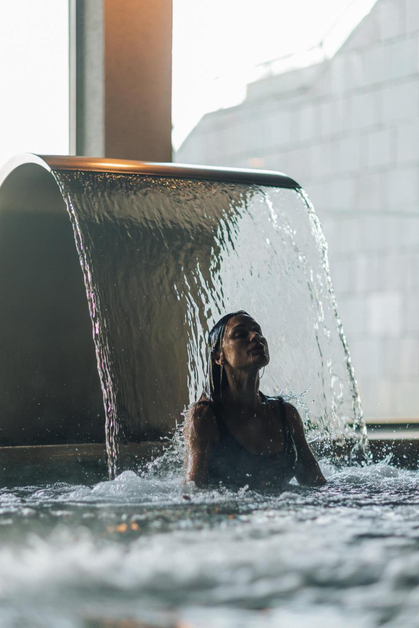 Gran Melia Iguazu Hotel ปูแอร์โตอีกวาซู ภายนอก รูปภาพ A woman under a shower