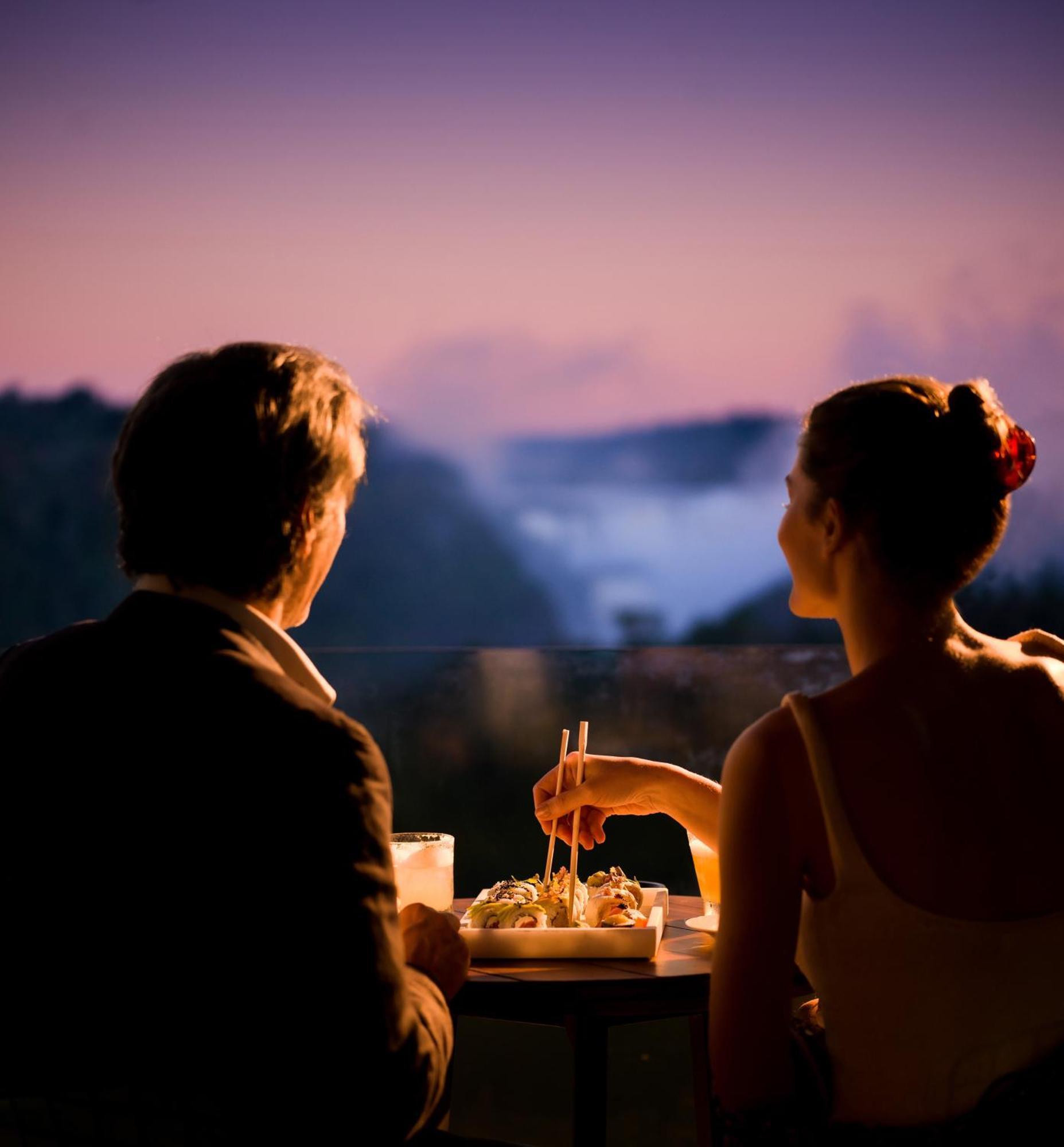 Gran Melia Iguazu Hotel ปูแอร์โตอีกวาซู ภายนอก รูปภาพ A couple eating sushi
